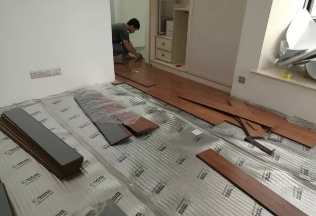 砖上铺贴木地板